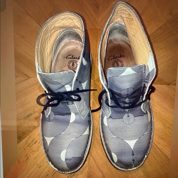 Clarks Men\'s Navy/ White Geometric Patterned Lace-Up Chuka Shoe Boots Size 7.5